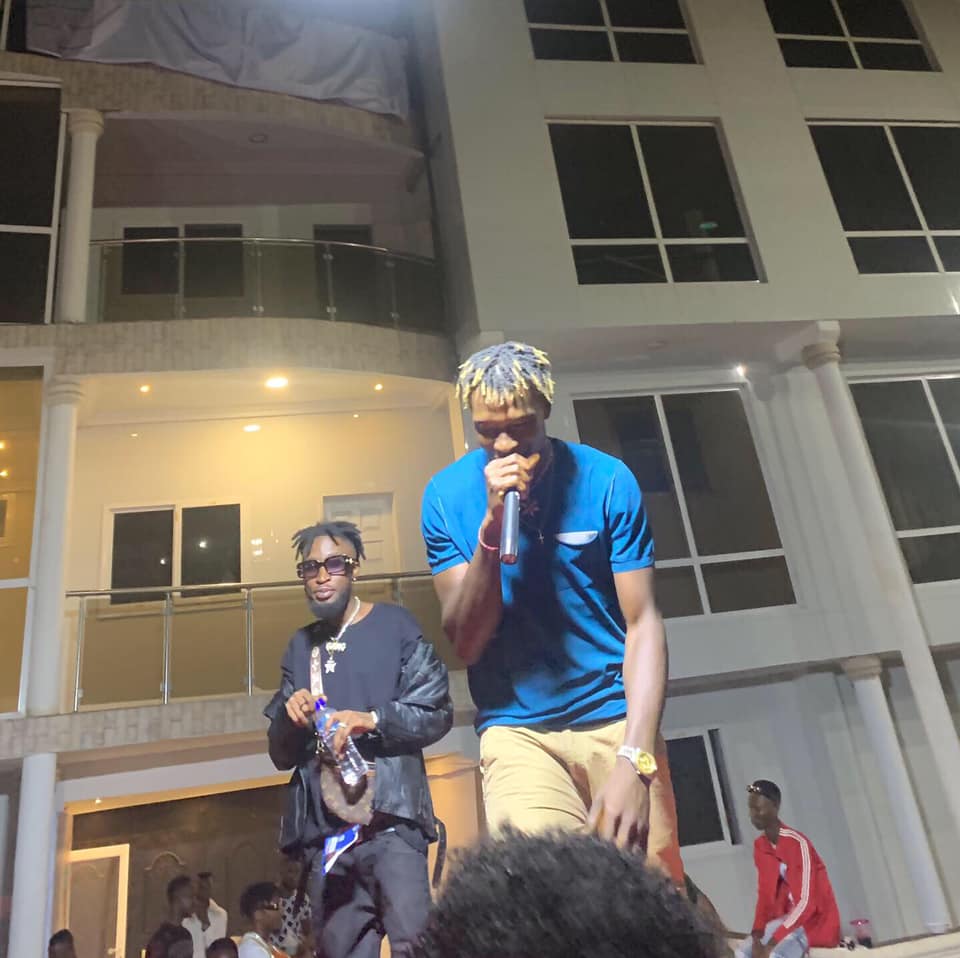 singer Emmanuel Ngaujah performin on stage