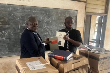 Emmanuel Saffa Abdulai receive books from UK Sierra Leone